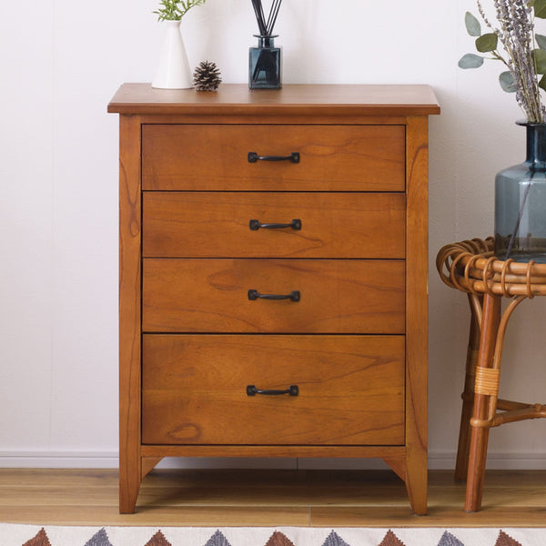 【木目が映える、洗練された佇まい】
スリムながらも存在感のあるフォルムに、ミンディ天然木ならではの豊かな木目と深みのある色味が上品に調和し、空間に落ち着いた高級感を添えます。